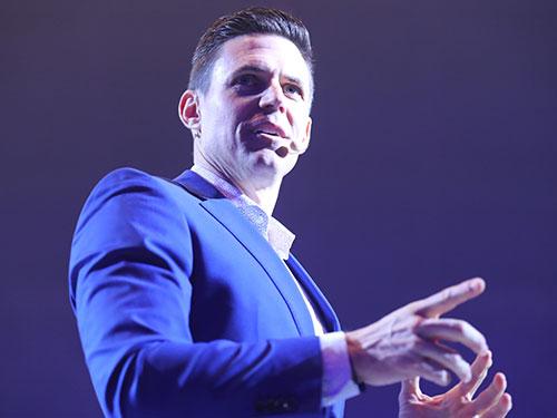 スピーチする米国本社ニュースキンエンタープライズのライアン・ナピアスキー社長